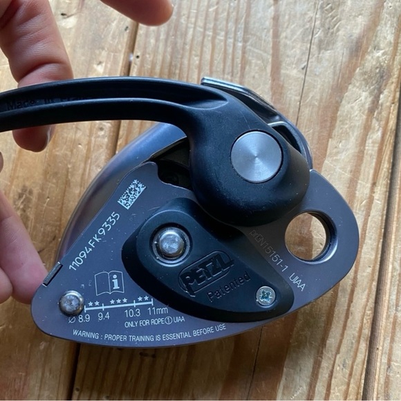 ON HOLD forClimbing Lot Arc’teryx Harnesses Petzl Belay Carbiners La Sportiva - Picture 3 of 11